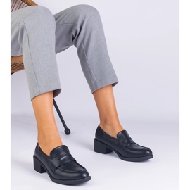 Bombas negras ecológicas en un poste bajo negro 1 Bombas negras ecológicas en un poste bajo negro 1