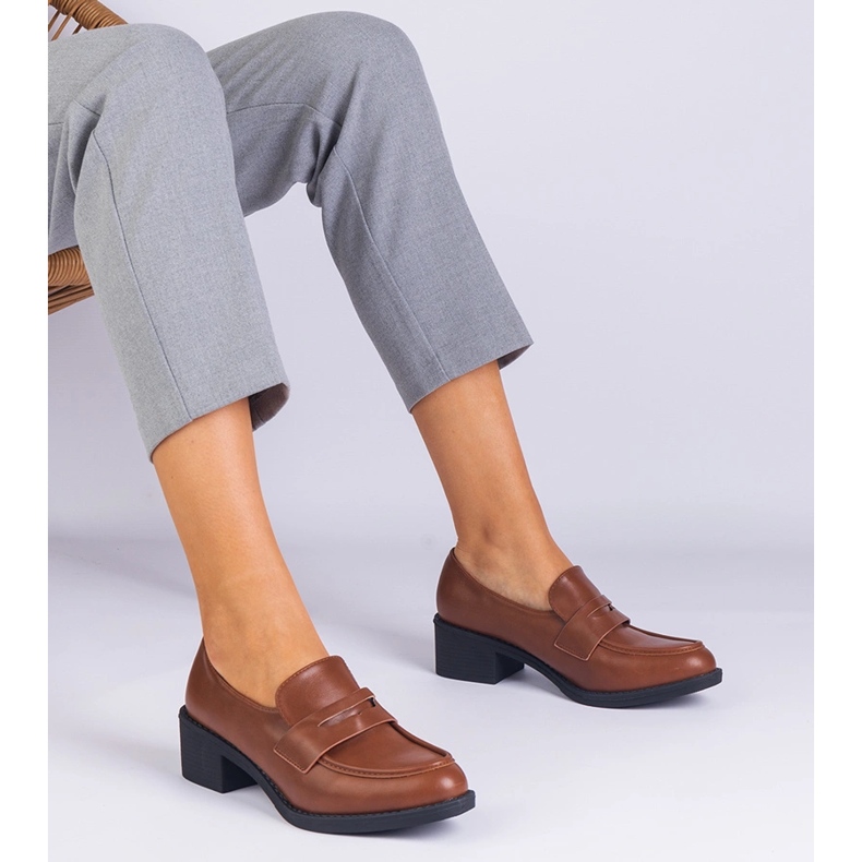 Bombas ecológicas marrones en un poste bajo marrón 1