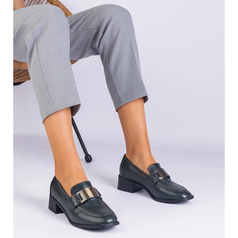 Zapatos verdes en un poste bajo con una decoración metálica 1