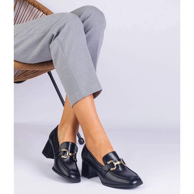 Bombas negras en el poste con una decoración metálica negro 1