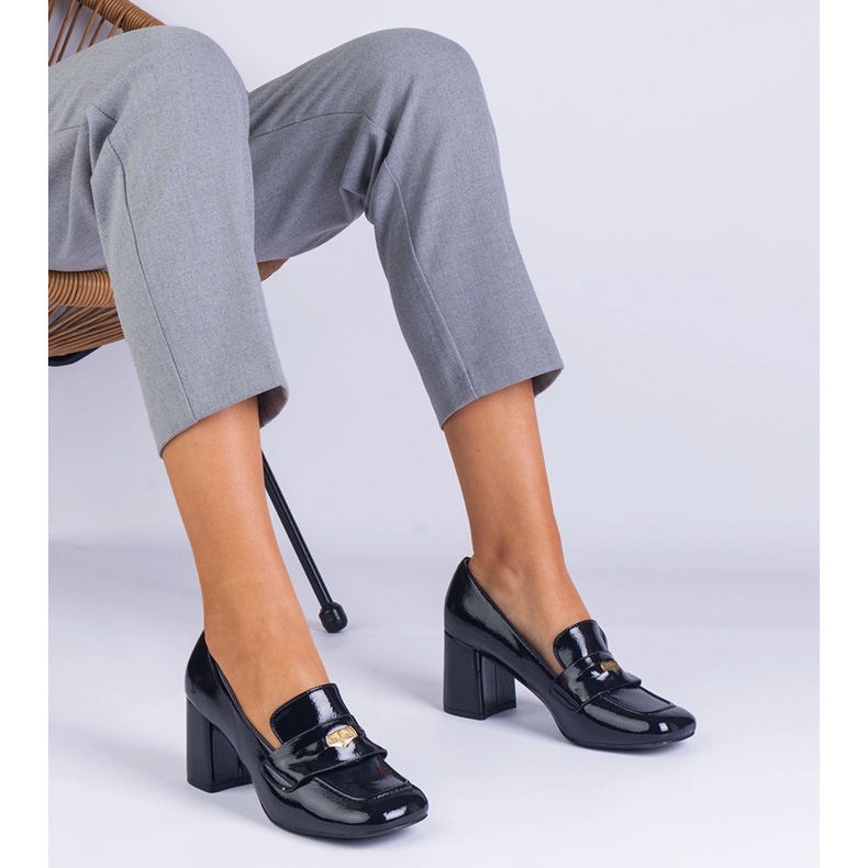 Bombas lacadas en negro en el poste 1