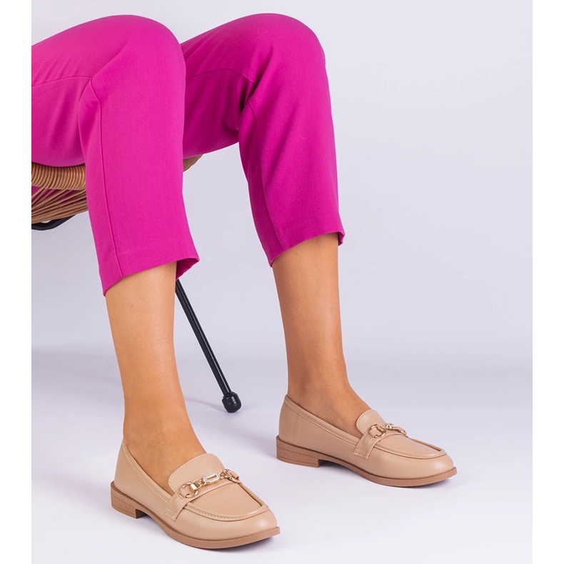 Mocasines para mujeres beige con decoración dorada y circones 1