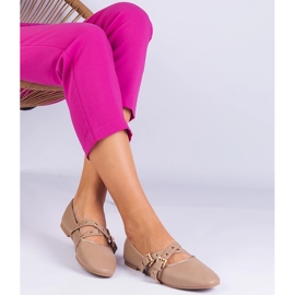 Bailarinas beige hechas de eco -sather decorado con hebillas 2