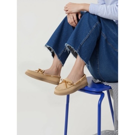 Mocasines de gamuza beige de mujeres con arco 1 Mocasines de gamuza beige de mujeres con arco 1