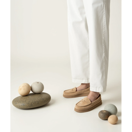 Mocasines de gamuza beige para mujeres 5