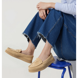 Mocasines de gamuza beige para mujeres 2