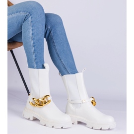 Botines blancos decoradas con una cadena masiva 3