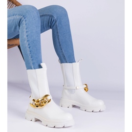 Botines blancos decoradas con una cadena masiva 1