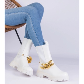 Botines blancos decoradas con una cadena masiva 2