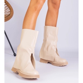 Botas beige con una parte superior doblada 1
