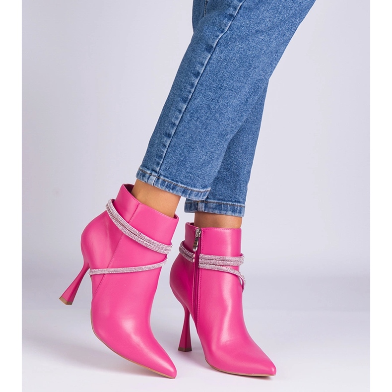 Botas rosadas en un tacón alto decorado con circones rosado 1 Botas rosadas en un tacón alto decorado con circones rosado 1