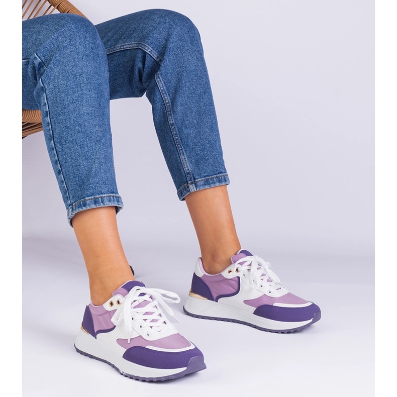 Zapatillas violetas para mujeres con una inserción dorada 1