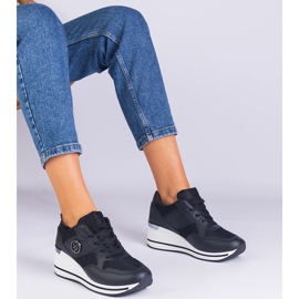 Zapatillas negras para mujeres decoradas con un inserto metálico negro 1