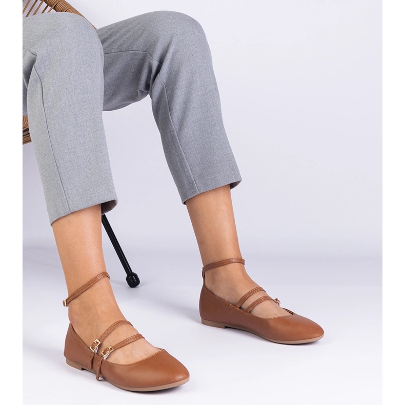 Bailarinas marrones hechas de eco -leather con hebillas marrón 1