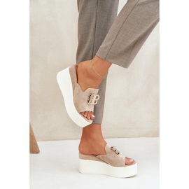 Zapatillas en la plataforma y cuñas con adorno beige 5