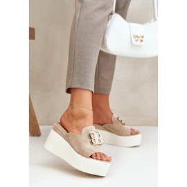 Zapatillas en la plataforma y cuñas con adorno beige 2