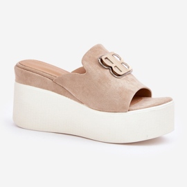 Zapatillas en la plataforma y cuñas con adorno beige 4