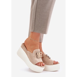 Zapatillas en la plataforma y cuñas con adorno beige 1