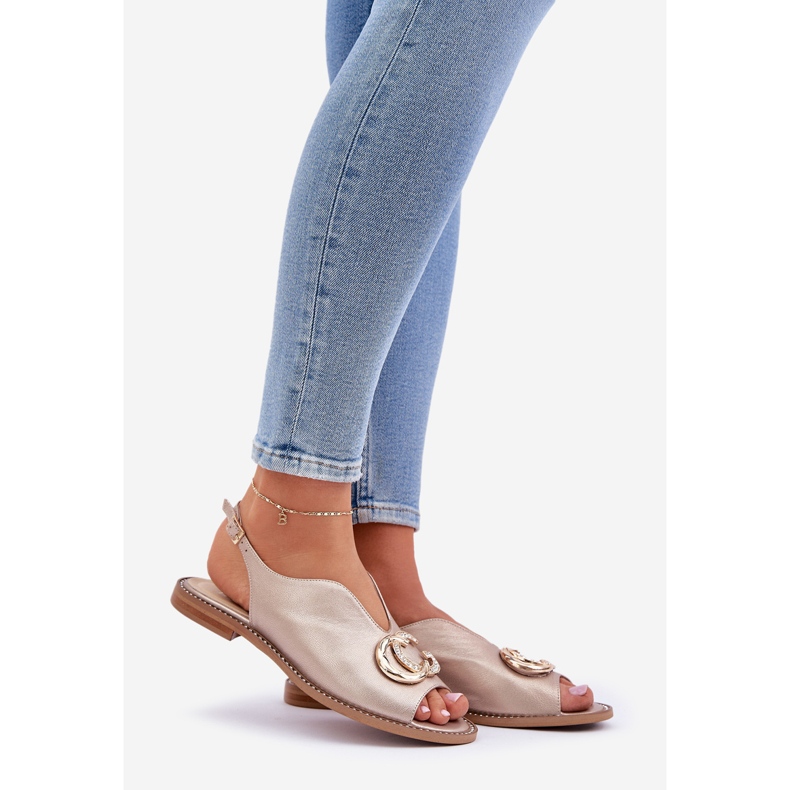 Sandalias de cuero de ceñada plana con la decoración de Laura Messi 2865 Zlotys dorado 1