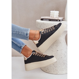 Zapatillas de deporte en una plataforma con cordones decorativos negros 4