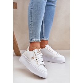 Zapatillas de zapatillas de cuero en una plataforma con un detalle dorado dorado blanco 2