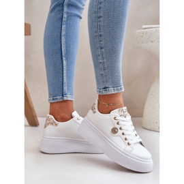 Zapatillas de zapatillas de cuero en una plataforma con un detalle dorado dorado blanco 3
