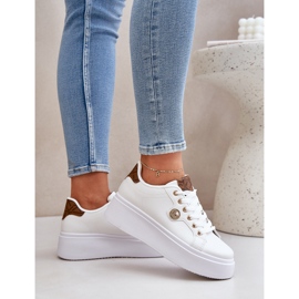 Zapatillas de zapatillas de cuero en una plataforma con un detalle dorado-marrón blanco 3
