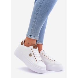 Zapatillas de zapatillas de cuero en una plataforma con un detalle dorado-marrón blanco 1