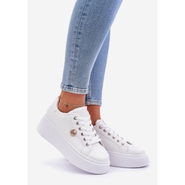 Zapatillas de zapatillas de cuero en una plataforma con un detalle dorado blanco 1