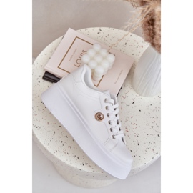 Zapatillas de zapatillas de cuero en una plataforma con un detalle dorado blanco 2