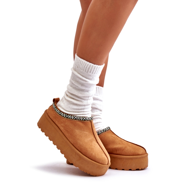 Zapatillas para mujeres en la plataforma con bordados de camello beige 1