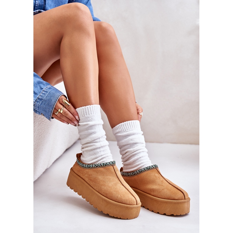 Zapatillas para mujeres en la plataforma con bordados de camello beige 5