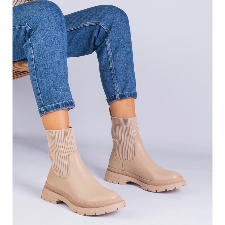 Botas marrones con una parte superior de color beige material marrón 1 Botas marrones con una parte superior de color beige material marrón 1