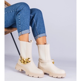 Botines beige decoradas con una cadena masiva 3
