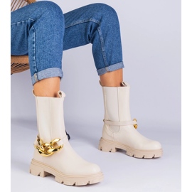 Botines beige decoradas con una cadena masiva 1