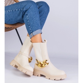Botines beige decoradas con una cadena masiva 2
