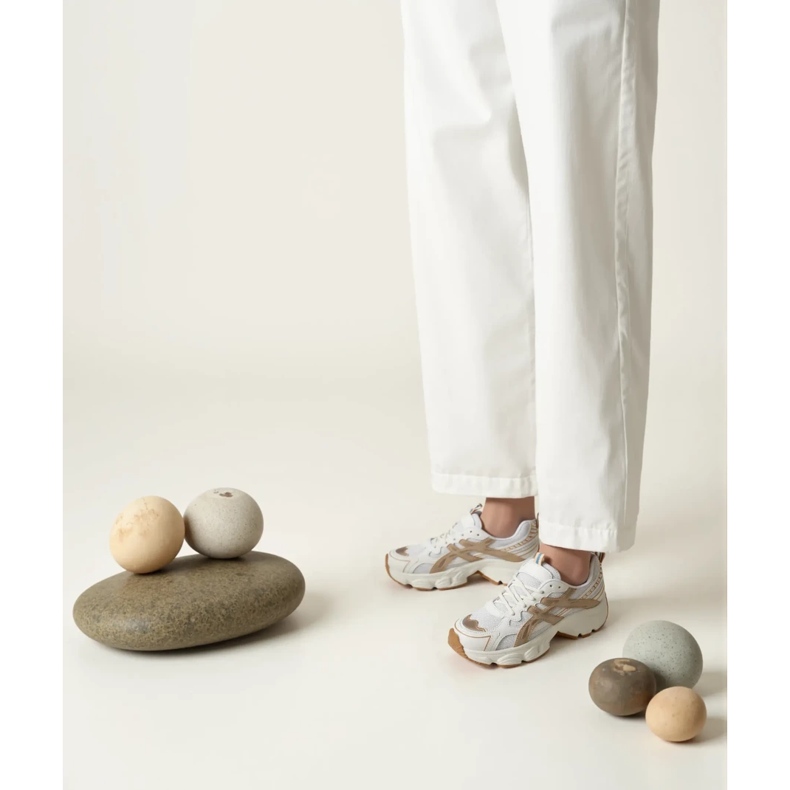 Zapatillas de deporte beige de las mujeres 1