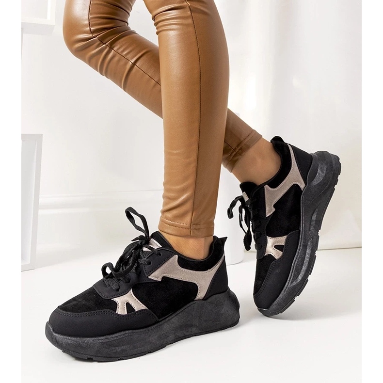 D/GMR Zapatillas negras con detalles dorados de Davis. 1