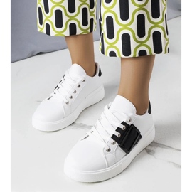 D/GMR Zapatillas deportivas blancas decoradas con una hebilla Erin negra. blanco 1 D/GMR Zapatillas deportivas blancas decoradas con una hebilla Erin negra. blanco 1