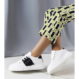 D/GMR Zapatillas deportivas blancas decoradas con una hebilla Erin negra. blanco 2 D/GMR Zapatillas deportivas blancas decoradas con una hebilla Erin negra. blanco 2