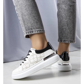 D/GMR Deportivas en blanco y negro decoradas con perforaciones de Erin 3