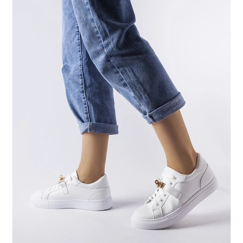 D/GMR Zapatillas blancas con una letra de acento dorado blanco 1 D/GMR Zapatillas blancas con una letra de acento dorado blanco 1