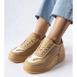 D/GMR Zapatillas beige en una gruesa plataforma Seluci 2