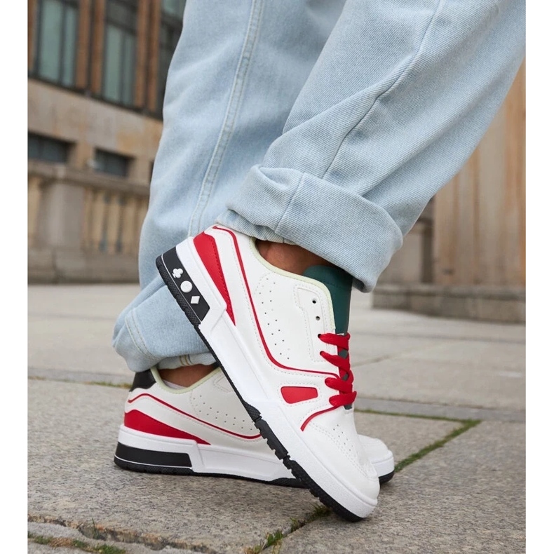 D/GMR Los zapatos blancos y rojos de Archie con lengüeta verde. 2 D/GMR Los zapatos blancos y rojos de Archie con lengüeta verde. 2