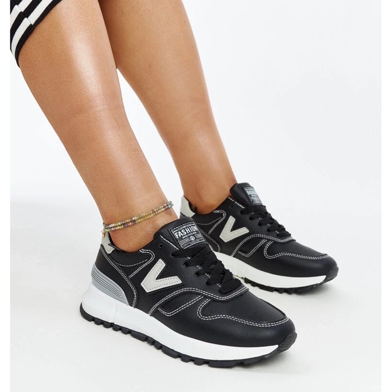 Zapatillas negras con suela gruesa de Cettina. negro 2