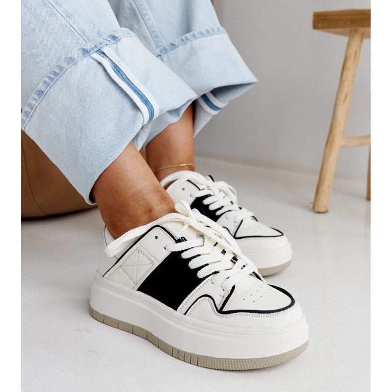 Zapatillas de cuero blanco y blanco en la suela gruesa de Abrar 1