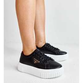 Zapatillas de deporte de cuero negro en la espesa suela atia 1