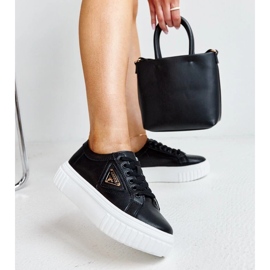 Zapatillas de deporte de cuero negro en la espesa suela atia 3