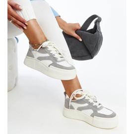 Zapatillas de cuero de color blanco gris en una suela gruesa de Kawthar 1