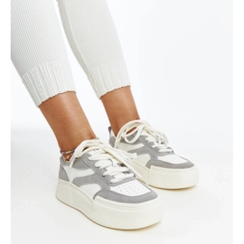Zapatillas de cuero de color blanco gris en una suela gruesa de Kawthar 2